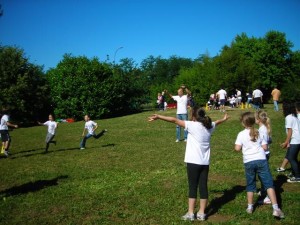 Squadre di bambini che giocano